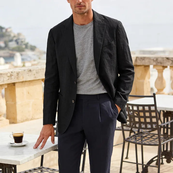 Lichtblauwe slim fit damesblazer, perfect voor een frisse zakelijke of casual lente-outfit.