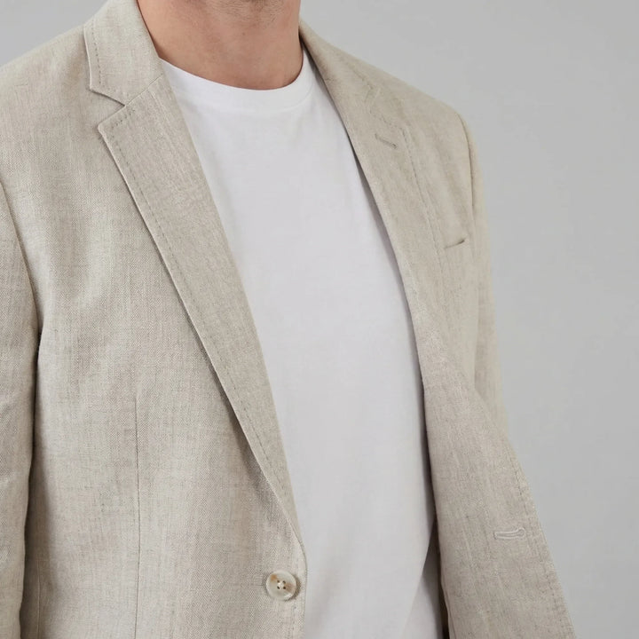 Zwarte damesblazer met lange mouwen en slim fit, een tijdloze klassieker voor een zakelijke outfit.