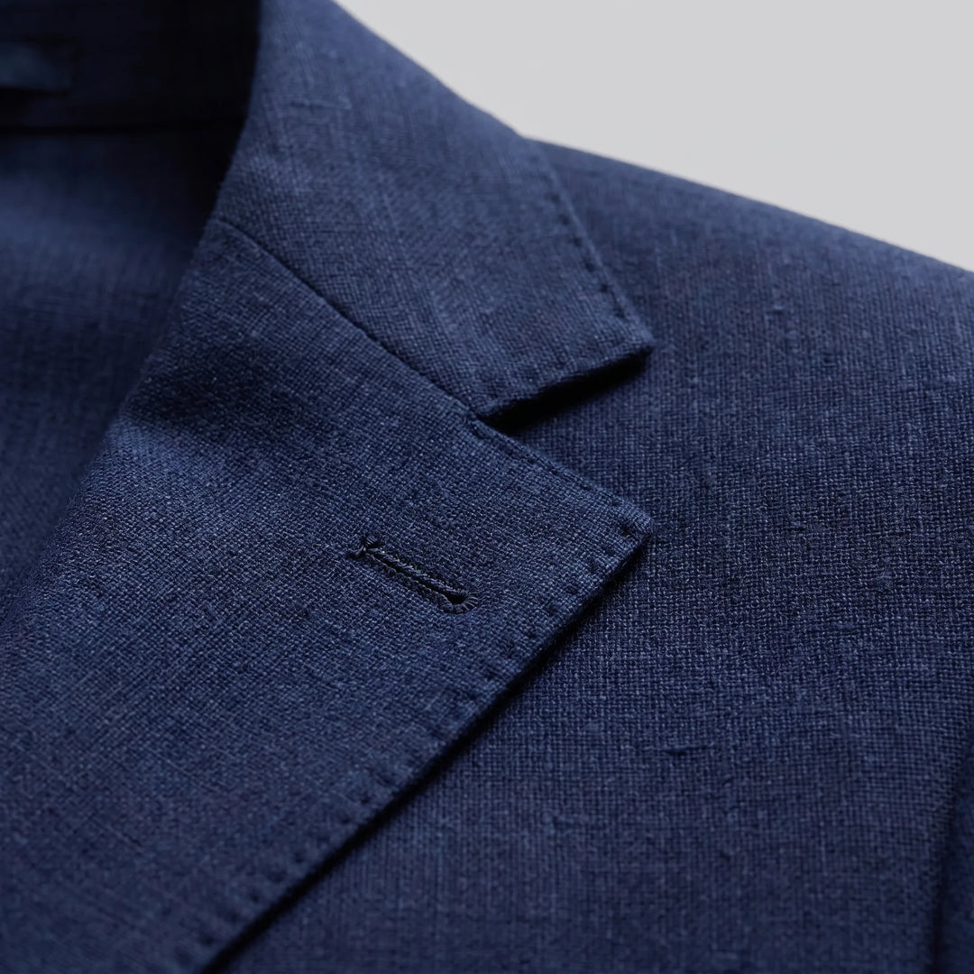 Tijdloze marineblauwe blazer voor heren, slim fit. Stijlvolle en gestructureerde kleding voor smart casual gelegenheden.