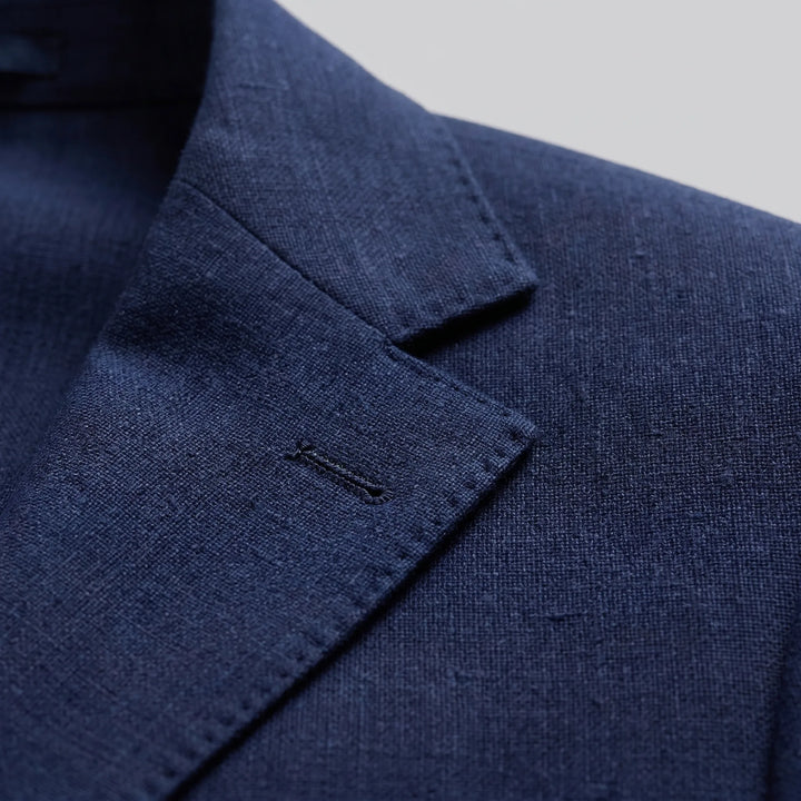 Tijdloze marineblauwe blazer voor heren, slim fit. Stijlvolle en gestructureerde kleding voor smart casual gelegenheden.