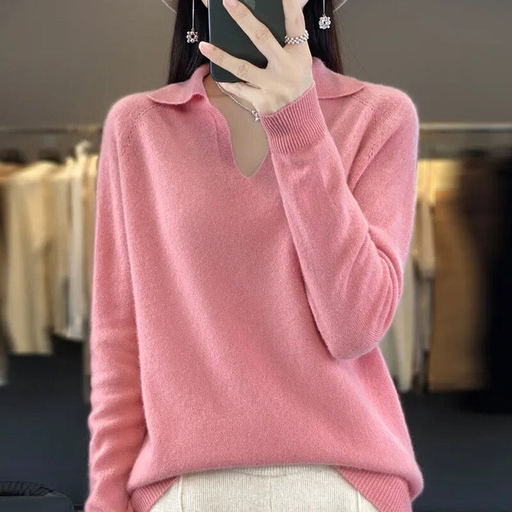 Model toont de trendy dames trui met kraagje, casual maar toch elegant. Een must-have voor uw kledingcollectie.