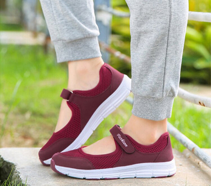Ademende dames instappers: AirFlow mesh schoenen met klittenband, lichtgewicht en comfortabel.