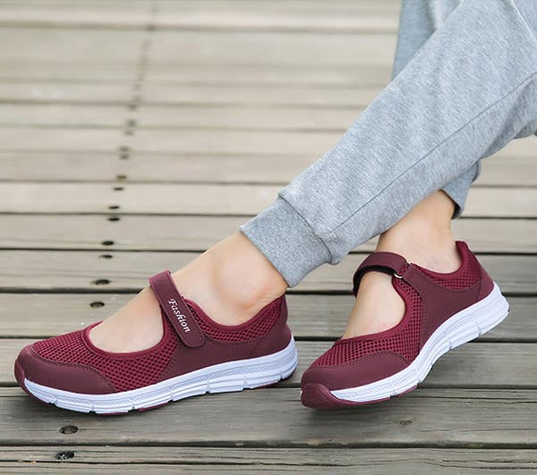 Comfortabele zwarte dames instappers, lichtgewicht AirFlow schoenen met ademend mesh en klittenband.