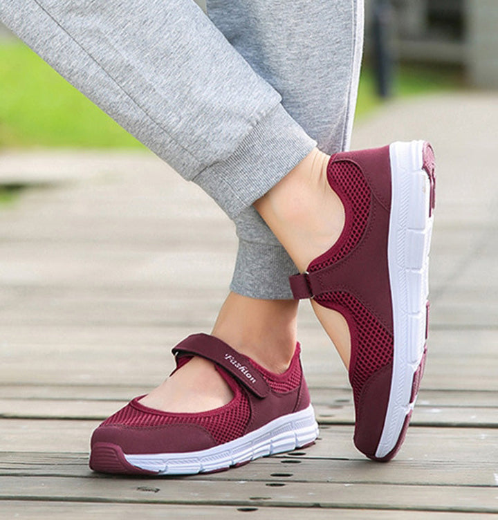 Zwarte dames AirFlow instappers, ideaal als ademende zomerschoen voor comfortabel wandelen.