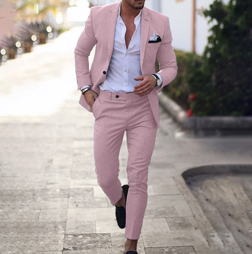 Zijaanzicht van het Lucas heren business casual pak, toont de perfecte pasvorm en elegante belijning en comfort.