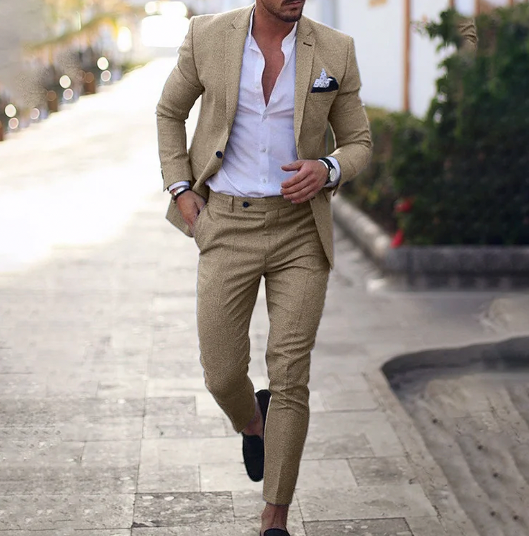 Moderne blazer van het Lucas herenpak: scherpe revers, knopen en getailleerde pasvorm voor zakelijk en casual.