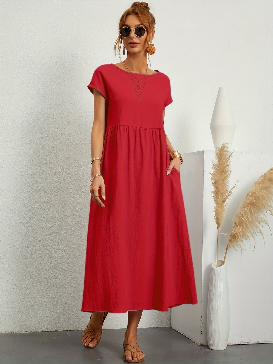Stijlvolle dames zomerjurk, midi lengte, korte mouwen en comfortabele pasvorm voor veelzijdig gebruik.