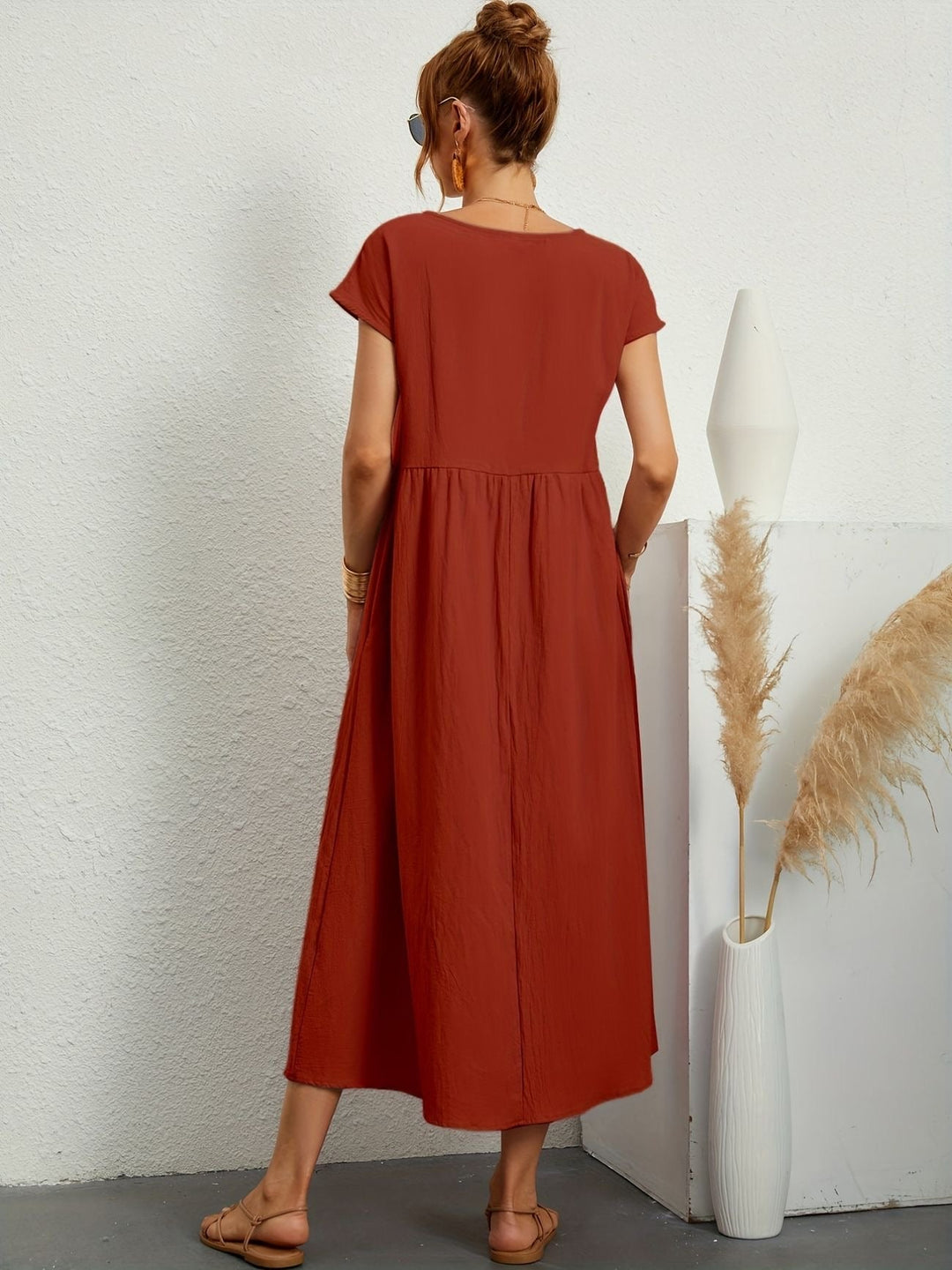 Zomerse damesjurk midi, korte mouwen, ademende stof, perfect voor een casual en comfortabele look.