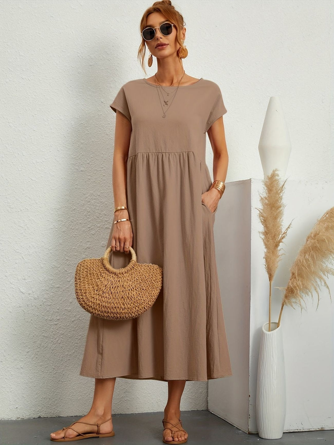 Zomerse comfortabele midijurk voor dames, korte mouwen, ideaal voor zowel werk als vrije tijd.