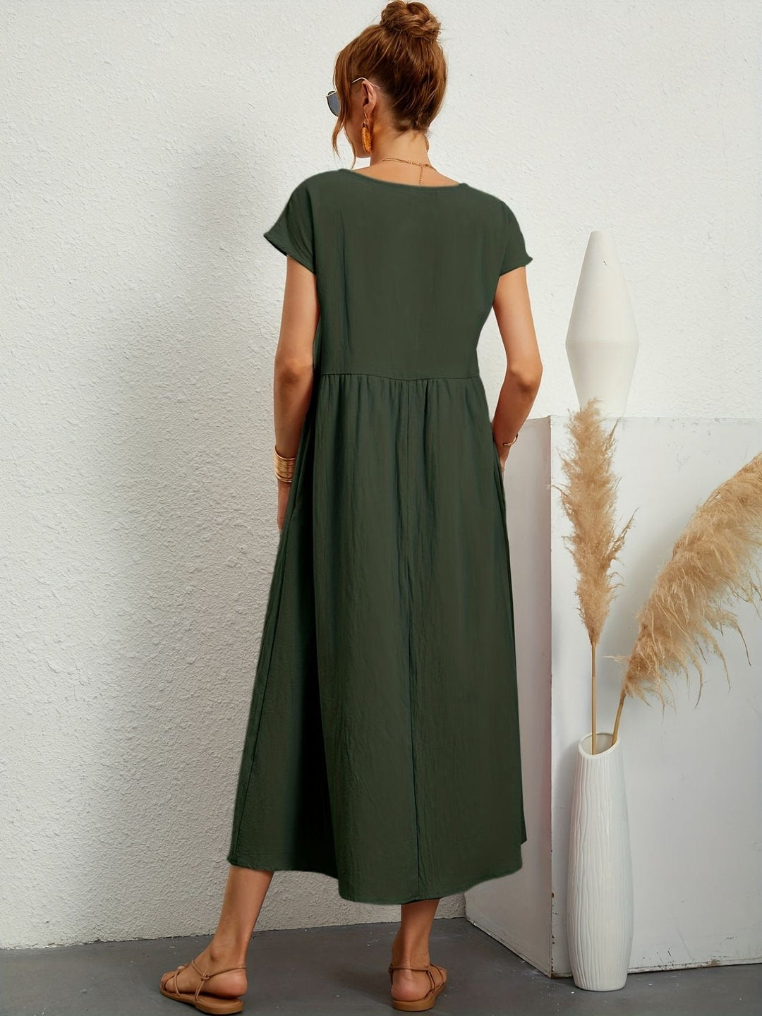 A-lijn dames midijurk, korte mouwen, comfortabele stof, essentiële zomerjurk voor de moderne vrouw.