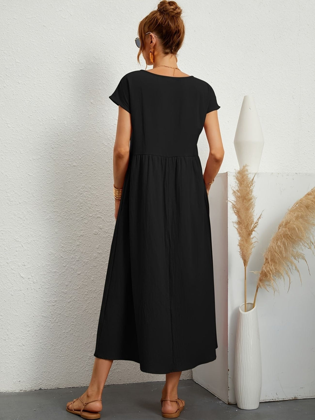 Trendy A-lijn midijurk voor dames, korte mouwen, combineert comfort met een casual-elegante stijl.