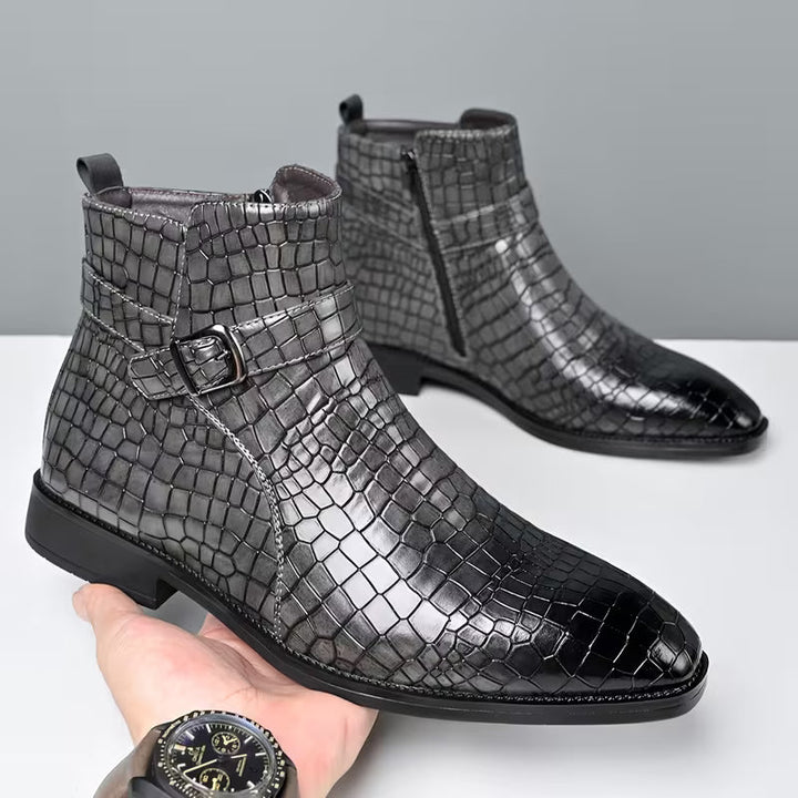Heren mid-top enkellaarzen met exotische krokodillenprint textuur en handige zijrits, puntige neus.