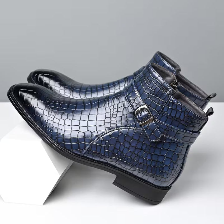Zwarte heren mid-top enkellaarzen met exotische krokodillenprint en zijrits. Stijlvolle schoenen voor mannen.