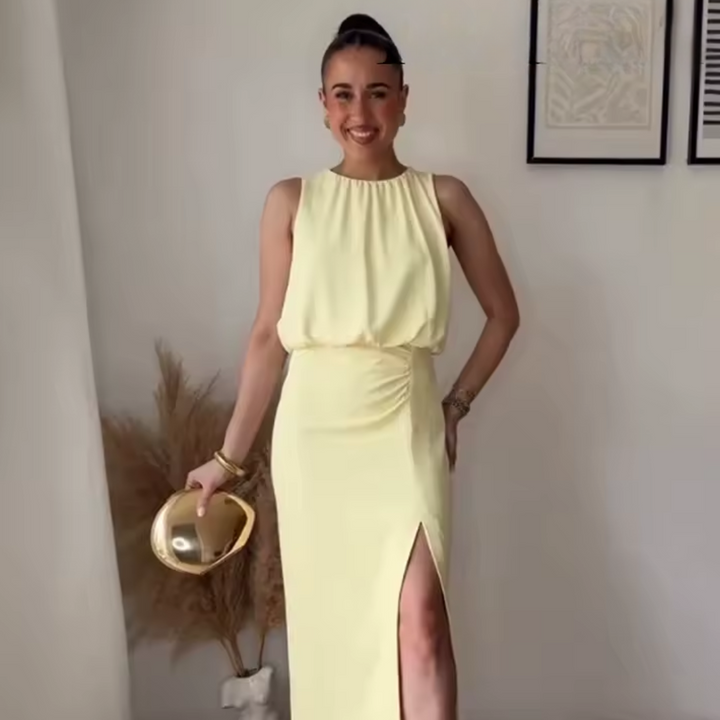 Moderne gele midi jurk voor dames met hoge halslijn, mouwloos en een split, perfect als zomerjurk.