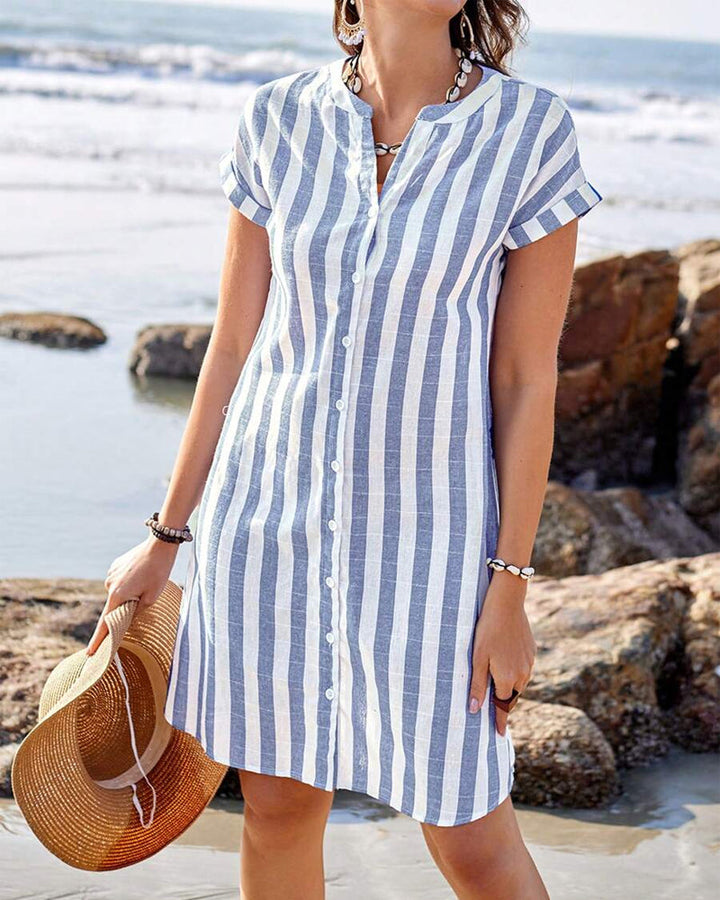 Figuurverlengende gestreepte midi jurk voor dames. Comfortabel ontwerp met V-hals en korte mouwen, perfecte zomerjurk.