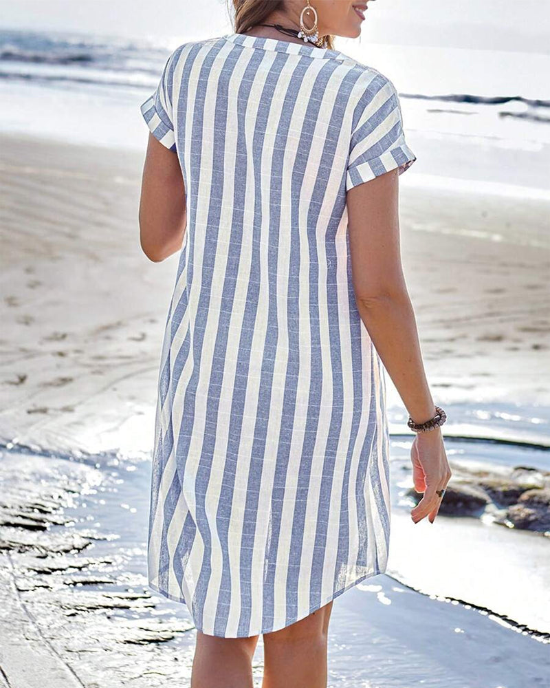 Comfortabele casual chic gestreepte dames midi jurk met V-hals, korte mouwen. Perfecte elegante zomerjurk.