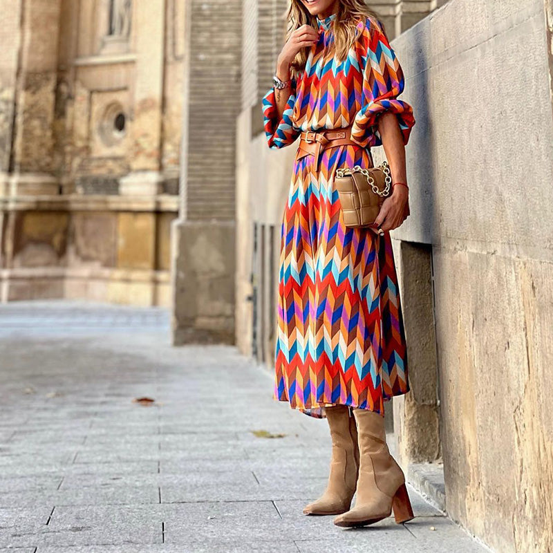 Levendige gekleurde print midi jurk voor dames. Luchtig en elegant, perfect voor zomerse dagen of lentemode.