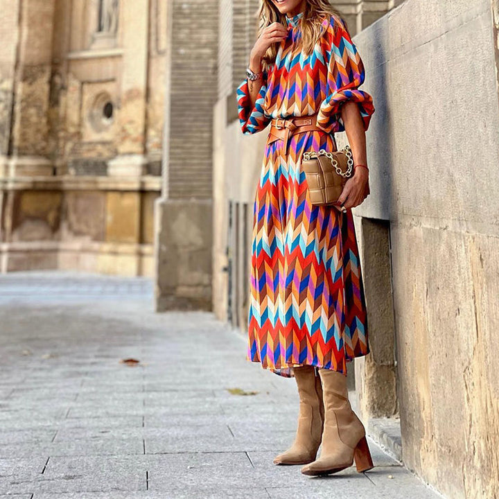 Levendige gekleurde print midi jurk voor dames. Luchtig en elegant, perfect voor zomerse dagen of lentemode.