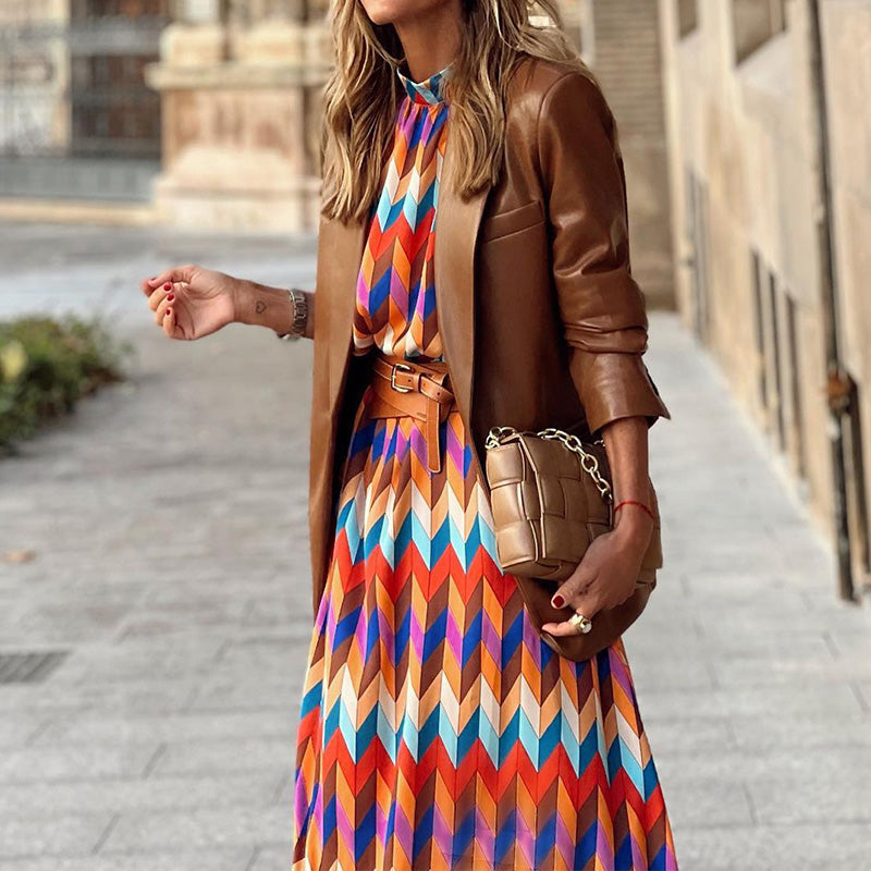 Sophia gekleurde print midi jurk, elegant en comfortabel. Ideaal voor lentemode of als strandjurk.