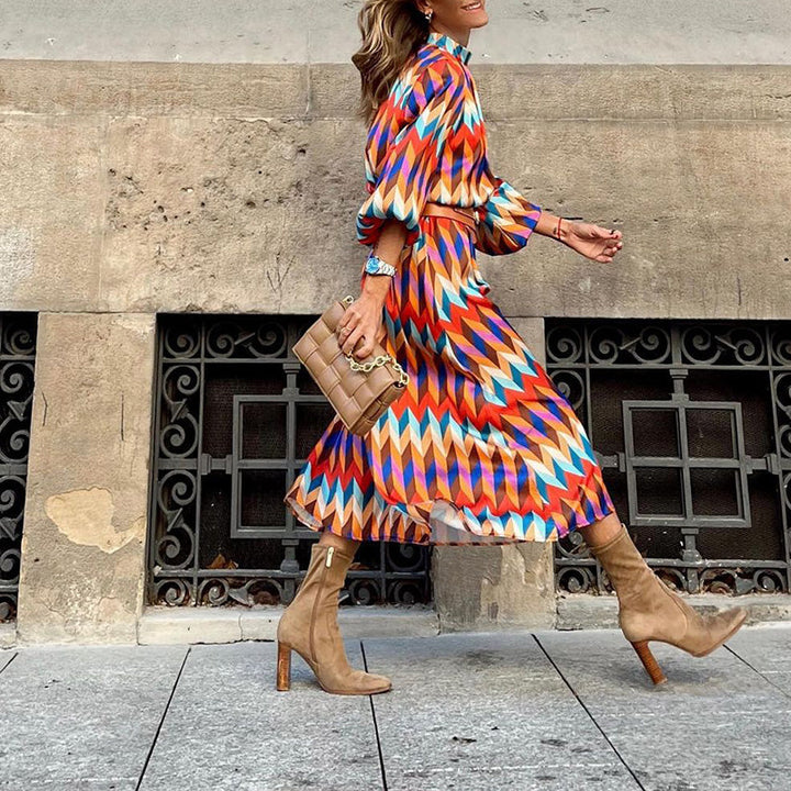 Dames midi jurk met levendige gekleurde print, perfect als zomerjurk of festivaljurk. Modieus en luchtig.