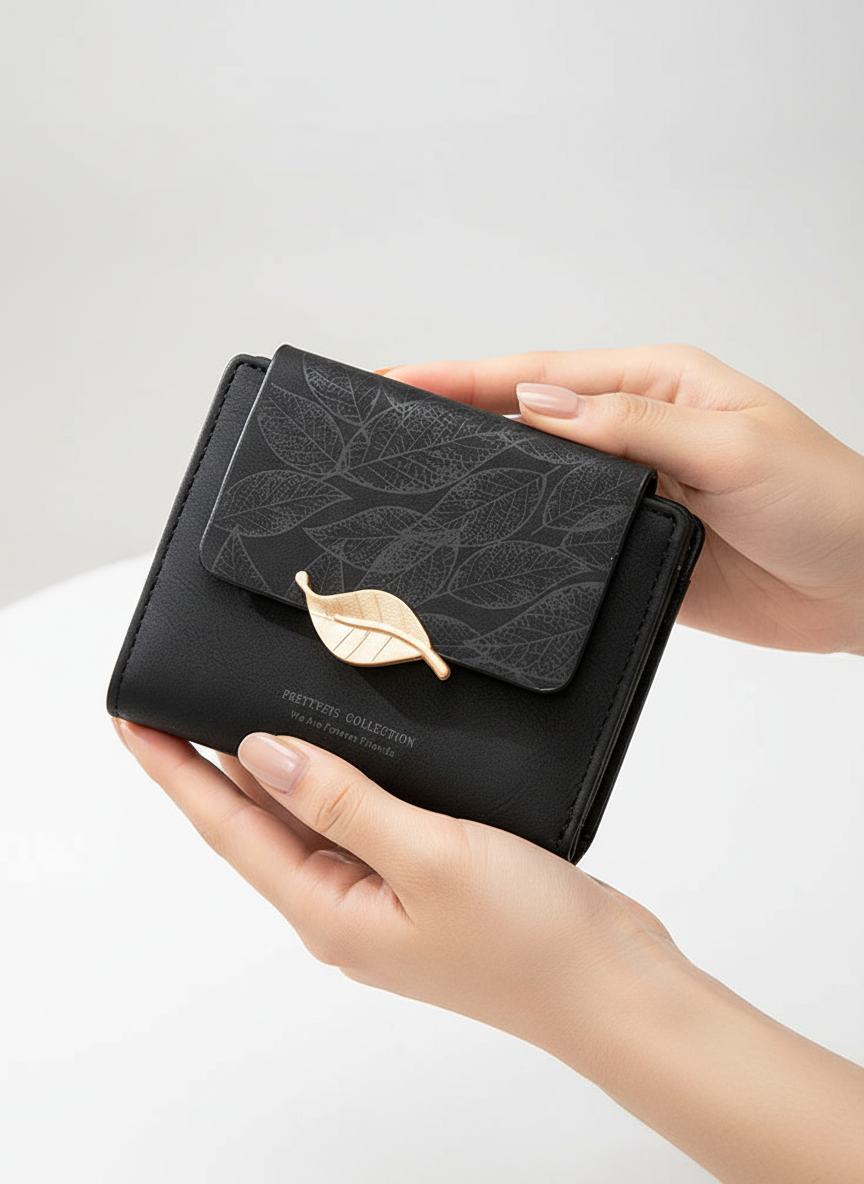 Praktische damesportemonnee met mat bladpatroon, compact design voor alledaags gebruik.
