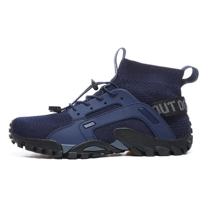 Detail van de ademende, flexibele stof van blauwe heren barefoot trainers voor maximaal comfort.