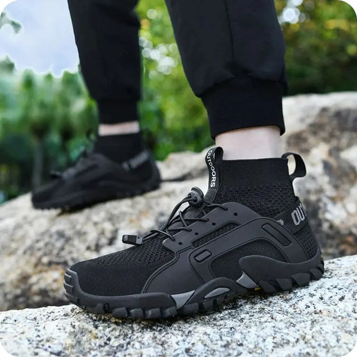 Antislipzool van zwarte minimalistische heren barefoot trainers, flexibel voor optimale grip en loopgevoel.