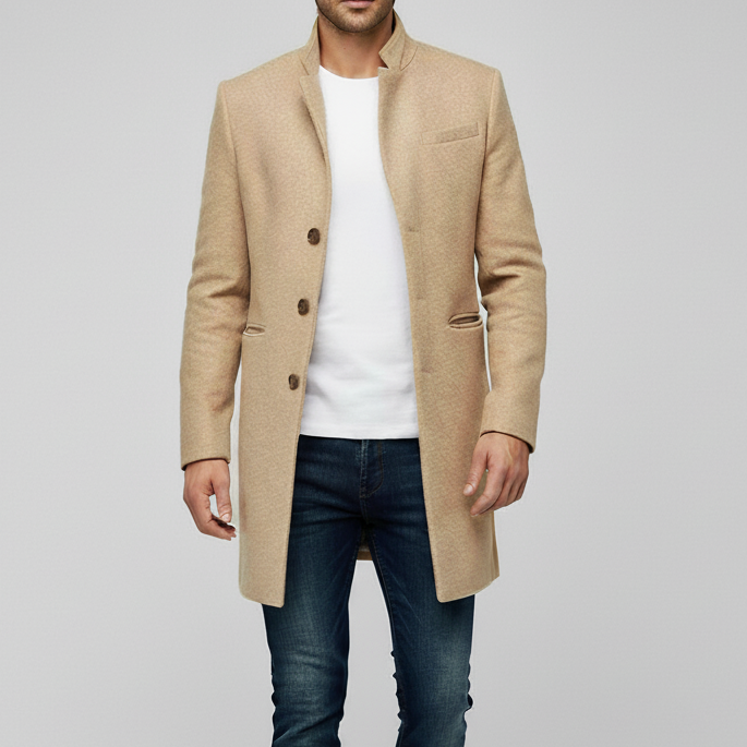 Man beweegt in de lange Michael mantel, toont het draagcomfort en de vrijheid van deze stijlvolle bovenkleding.