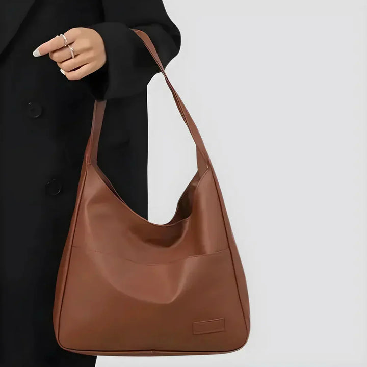 Chique zwarte vegan leren dames schoudertas Noor, een moderne en veelzijdige tas voor diverse outfits.