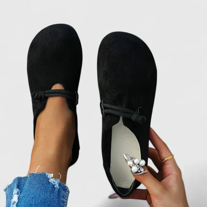 Elegante zwarte dames mocassins, comfortabele platte zool en subtiel touwdetail, perfect voor lente/zomer casual.