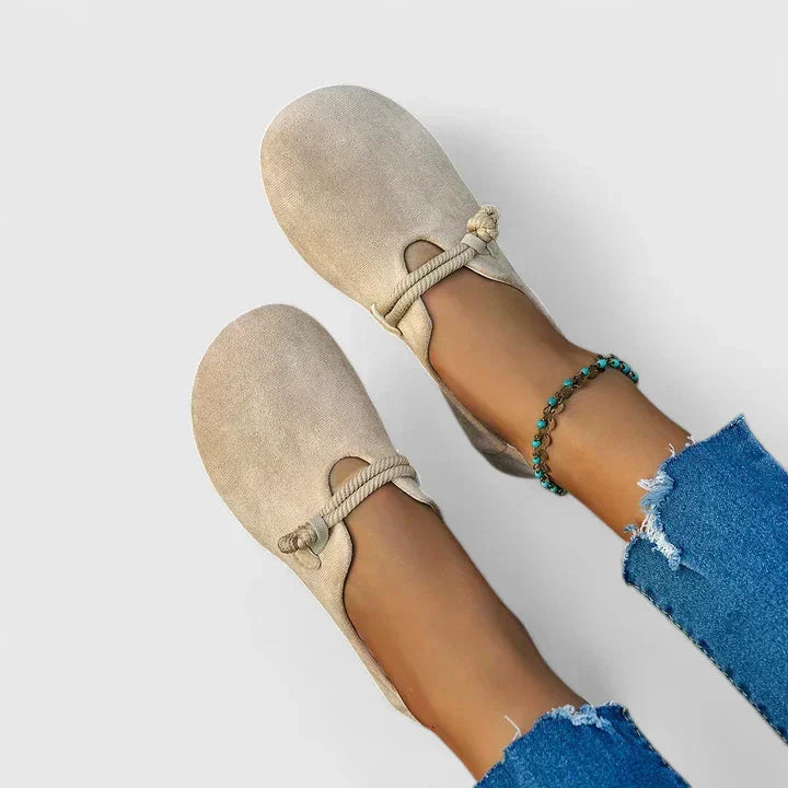 Dames mocassins met uniek touwdetail, platte zool, lichtgewicht en elegant. Perfecte zwarte casual schoenen voor de zomer.