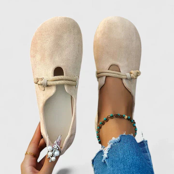Lichtgewicht beige dames mocassins met platte zool en elegant touwdetail, ideaal voor comfortabel dagelijks gebruik.