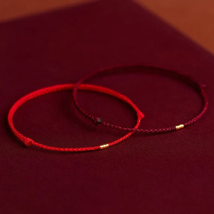 Detailopname van de unisex harmonie armband, handgemaakt met Tibetaanse zegen voor vrede en welzijn.