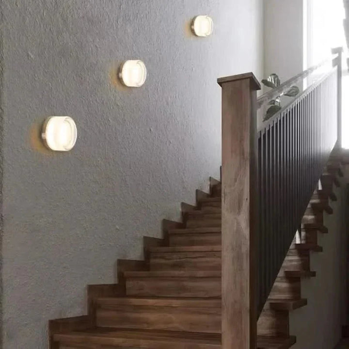 Slaapkamer wandlamp, dimbaar LED, creëert sfeervolle verlichting in een moderne setting.