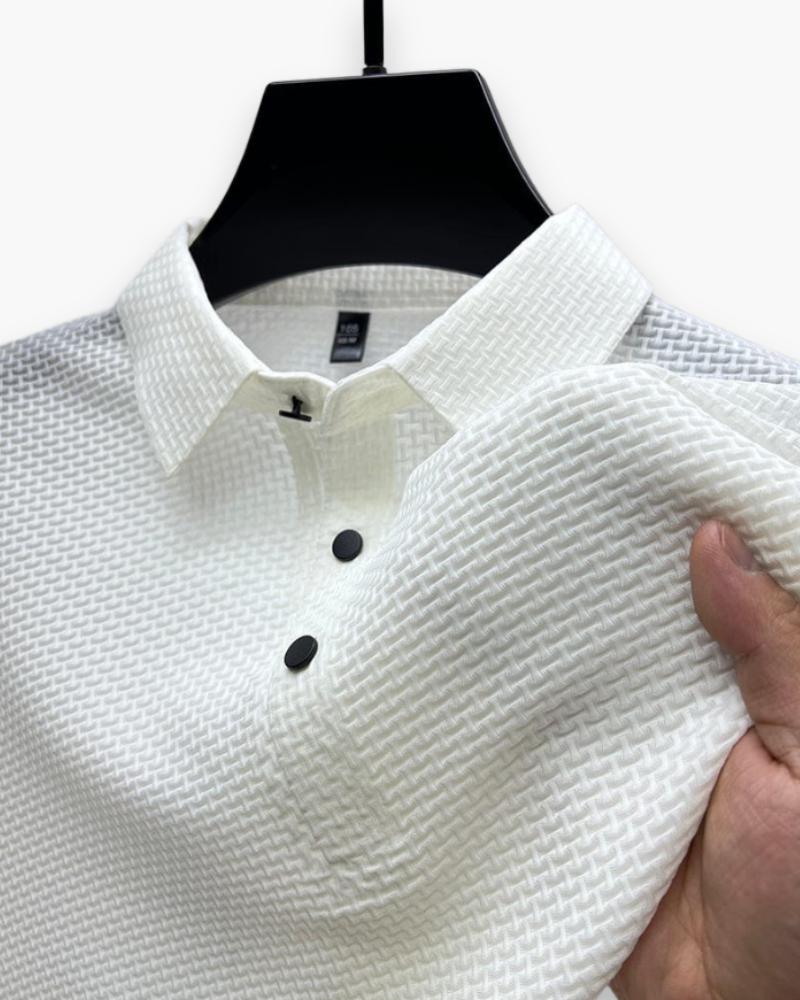 Comfortabele heren zomerpolo van ademende stof met subtiele structuur, voor warme dagen.