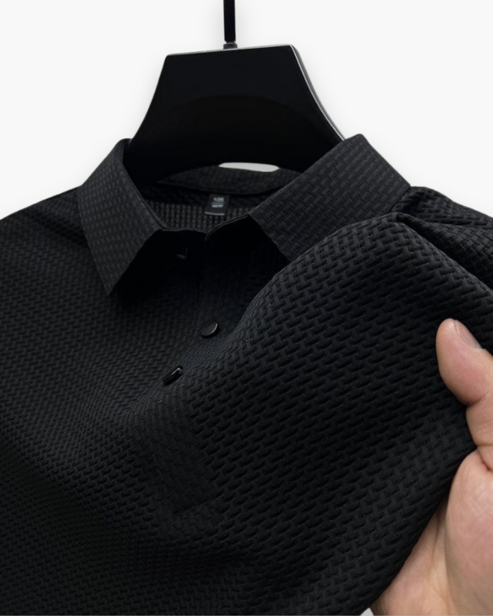 Veelzijdige heren zomerpolo met structuur, geschikt voor zowel vrije tijd als semi-casual.