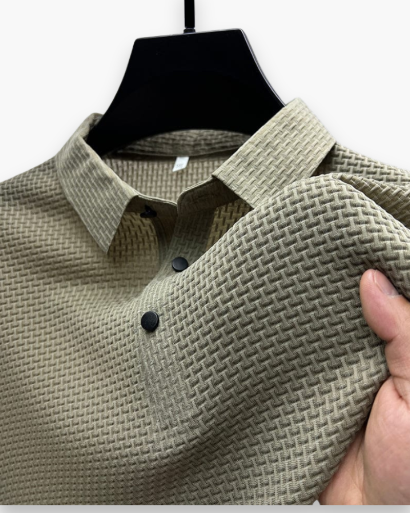 Modieuze heren zomerpolo met structuur, een essentieel comfortabel poloshirt voor herenkleding.