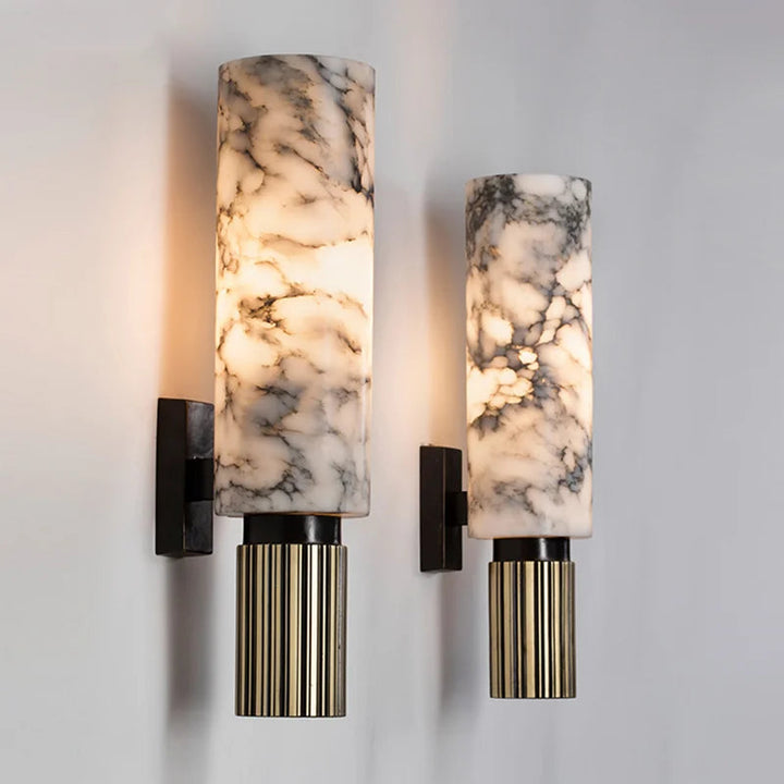 Luxe marmeren wandlamp van LustraMar als eyecatcher in een moderne hal of woonkamer interieur.