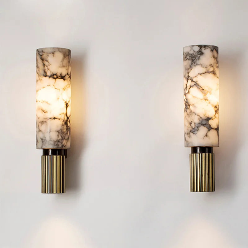 Luxe marmeren wandlamp van LustraMar. Elegante verlichte decoratie voor woonkamer of hal.