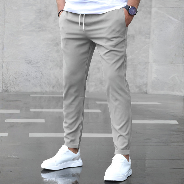 Blauwe slim-fit stretch herenbroek, casual maar ook zakelijk te dragen, combineert stijl met flexibel comfort.
