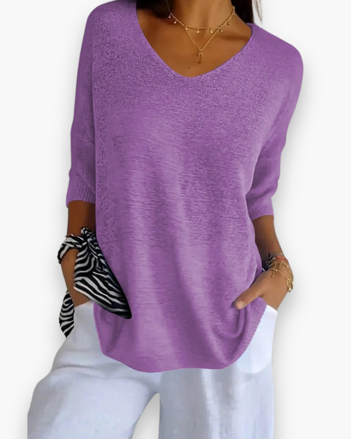 Casual dames zomertop met V-hals, luchtig en comfortabel voor ontspannen zomerse momenten.