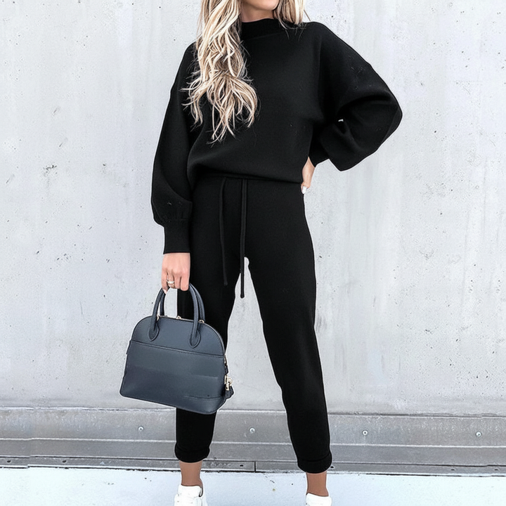 Moderne dames modieuze vrijetijdsoutfit, tweedelig en comfortabel met hoge kraag, perfecte herfst/winter look.