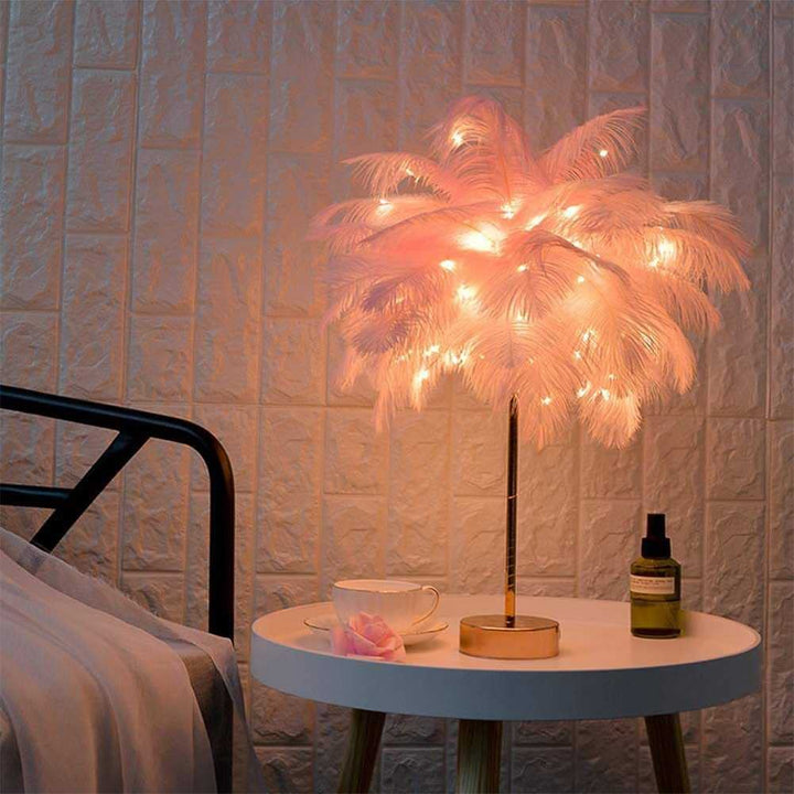Excentrieke nachtlamp met zachte struisvogelveren en elegante rosegouden voet, sfeervolle slaapkamer decoratie.