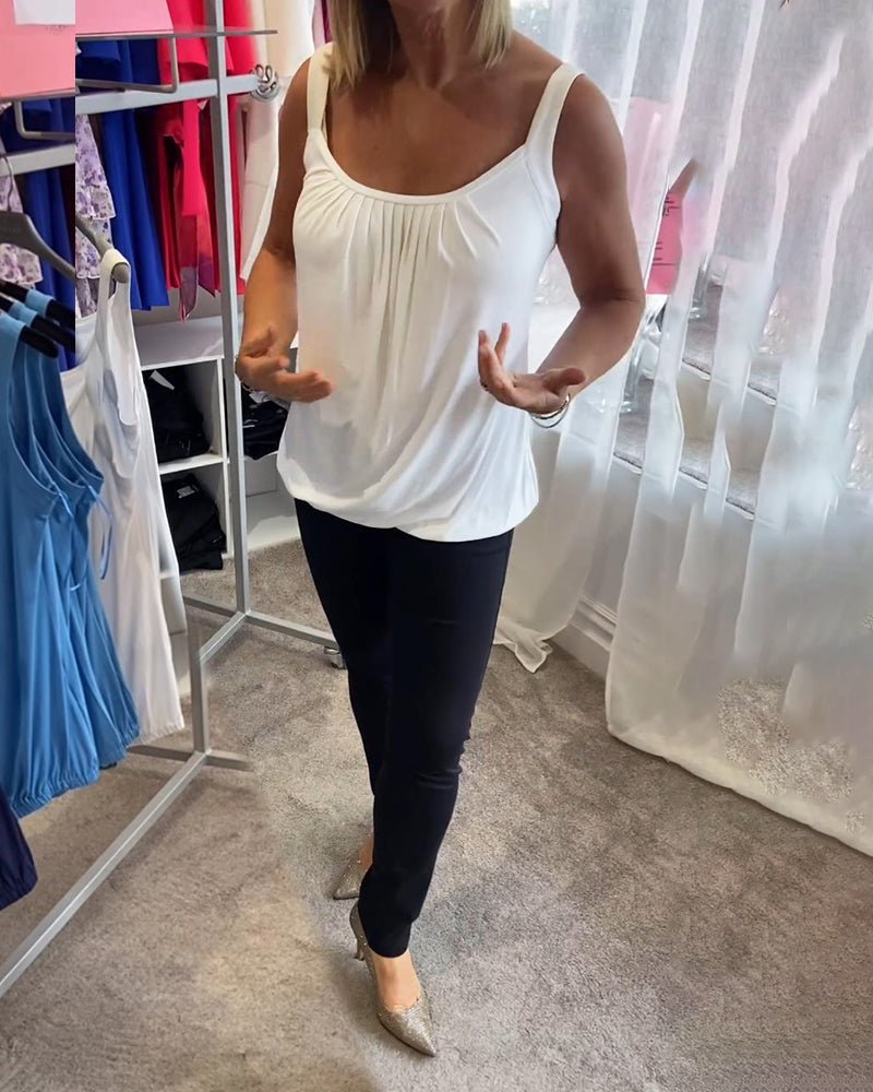 Comfortabele mouwloze dames top met relaxte pasvorm en stijlvolle geplooide U-hals.