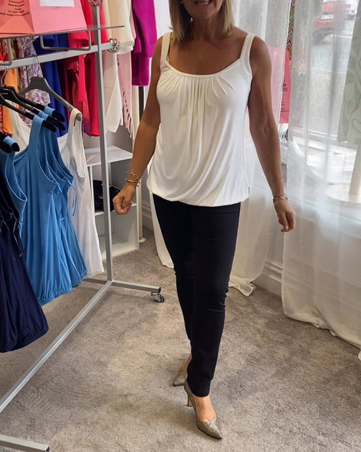 Perfecte zomertop voor dames: mouwloos, U-hals, relaxte pasvorm. Modieuze lentemode.