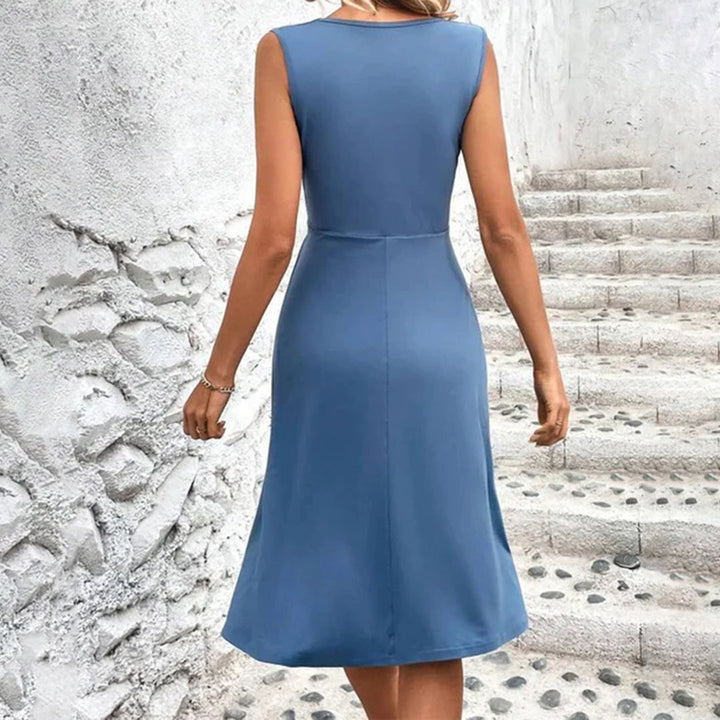 Stijlvolle dames zomerjurk: mouwloos, lichtblauw en midi lengte, perfect voor comfort en elegantie.