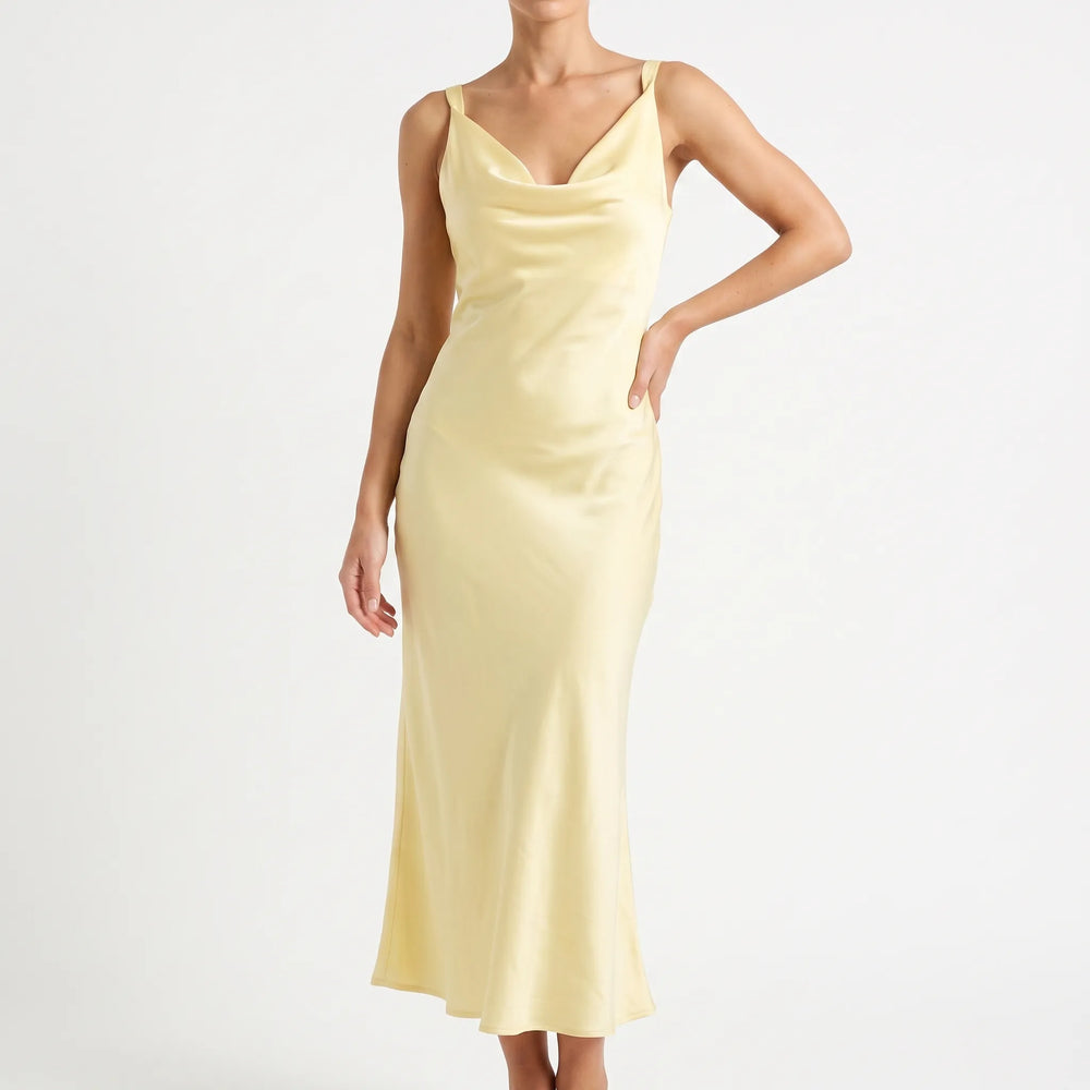 Chique mouwloze dames midi-jurk met diepe open rug en glanzende afwerking, perfect voor avondkleding.