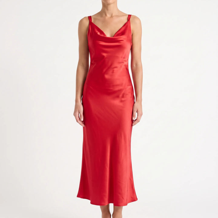 Zomerse elegante dames midi-jurk in glanzende stof met unieke open rug detail, ideaal voor chique gelegenheden.