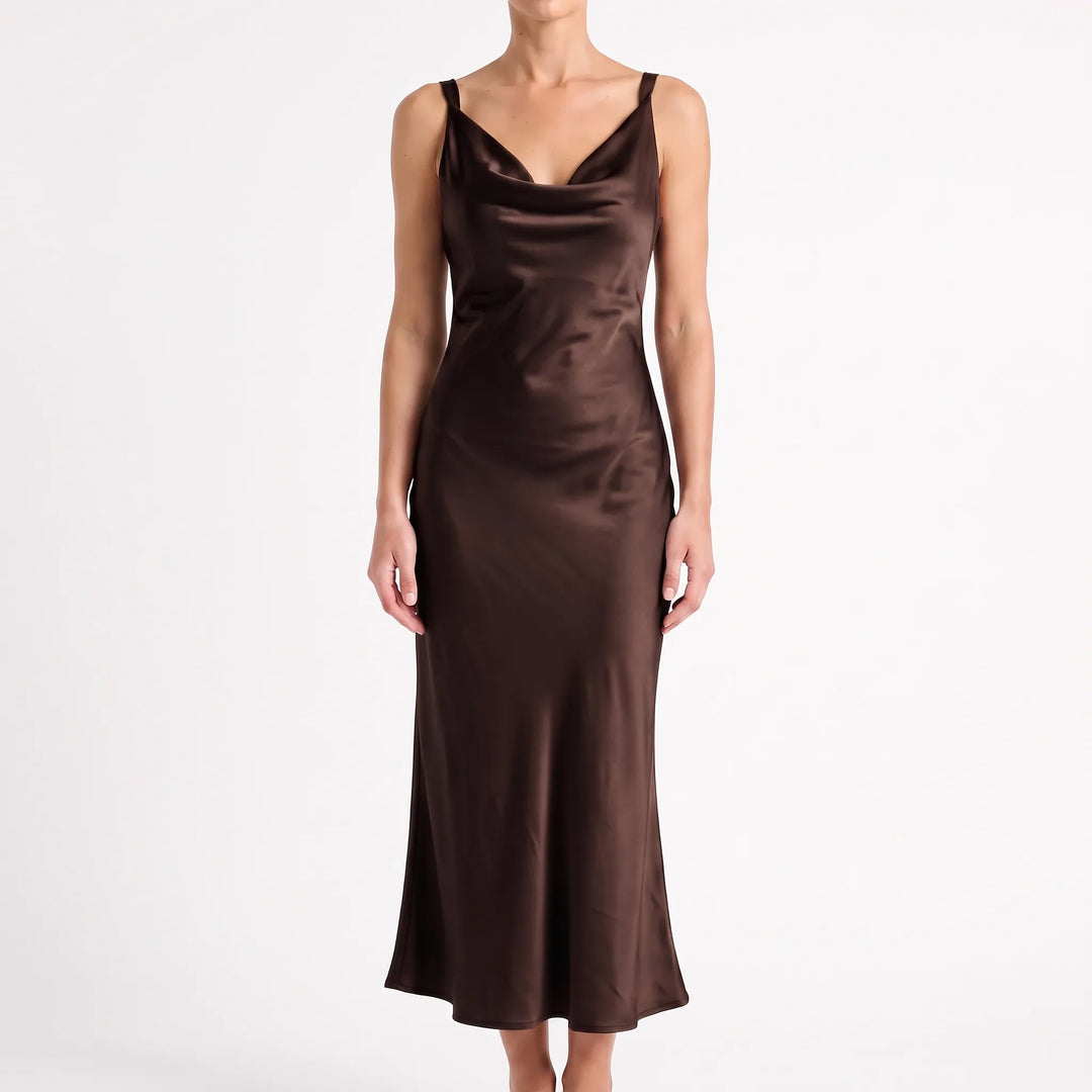 Modieuze dames midi-jurk met open rug, glanzende afwerking en een vloeiende a-lijn; perfect als avondkleding.