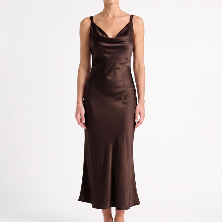 Modieuze dames midi-jurk met open rug, glanzende afwerking en een vloeiende a-lijn; perfect als avondkleding.